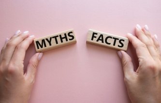 Fakty alebo symbol mýtov. Koncept slova Fakty alebo Mýty na drevených blokoch na ružovom pozadí